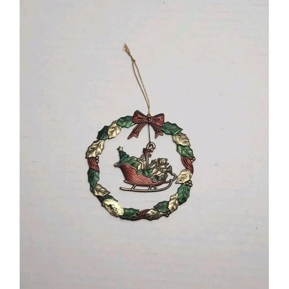 Vtg Russ Heirloom‎ Collection No. 5918 Wreath/Sleigh Metal Christmas Ornament